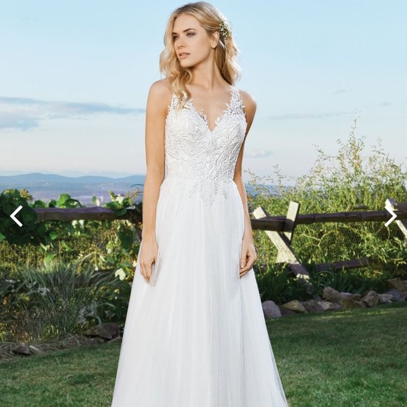 Beautiful Wedding Dress - Picture 1 of 4